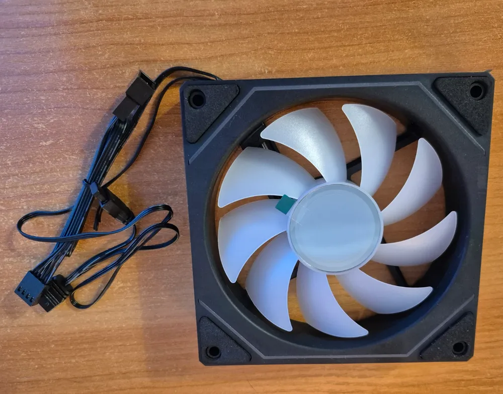 Фото покупателя к отзыву о Вентилятор для компьютера 120мм 4pin PWM ARGB 5V ЧЕРНЫЙ ПРИЗМА контроль подсветки