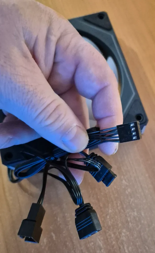 Фото покупателя к отзыву о Вентилятор для компьютера 120мм 4pin PWM ARGB 5V ЧЕРНЫЙ ПРИЗМА контроль подсветки