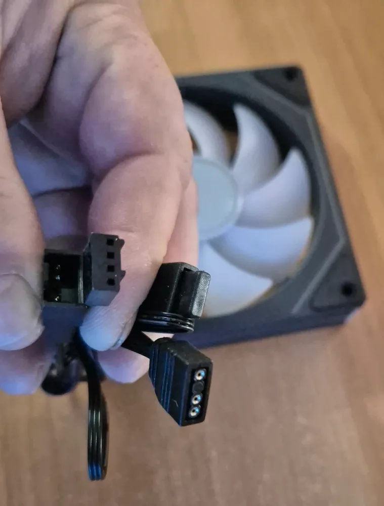 Фото покупателя к отзыву о Вентилятор для компьютера 120мм 4pin PWM ARGB 5V ЧЕРНЫЙ ПРИЗМА контроль подсветки